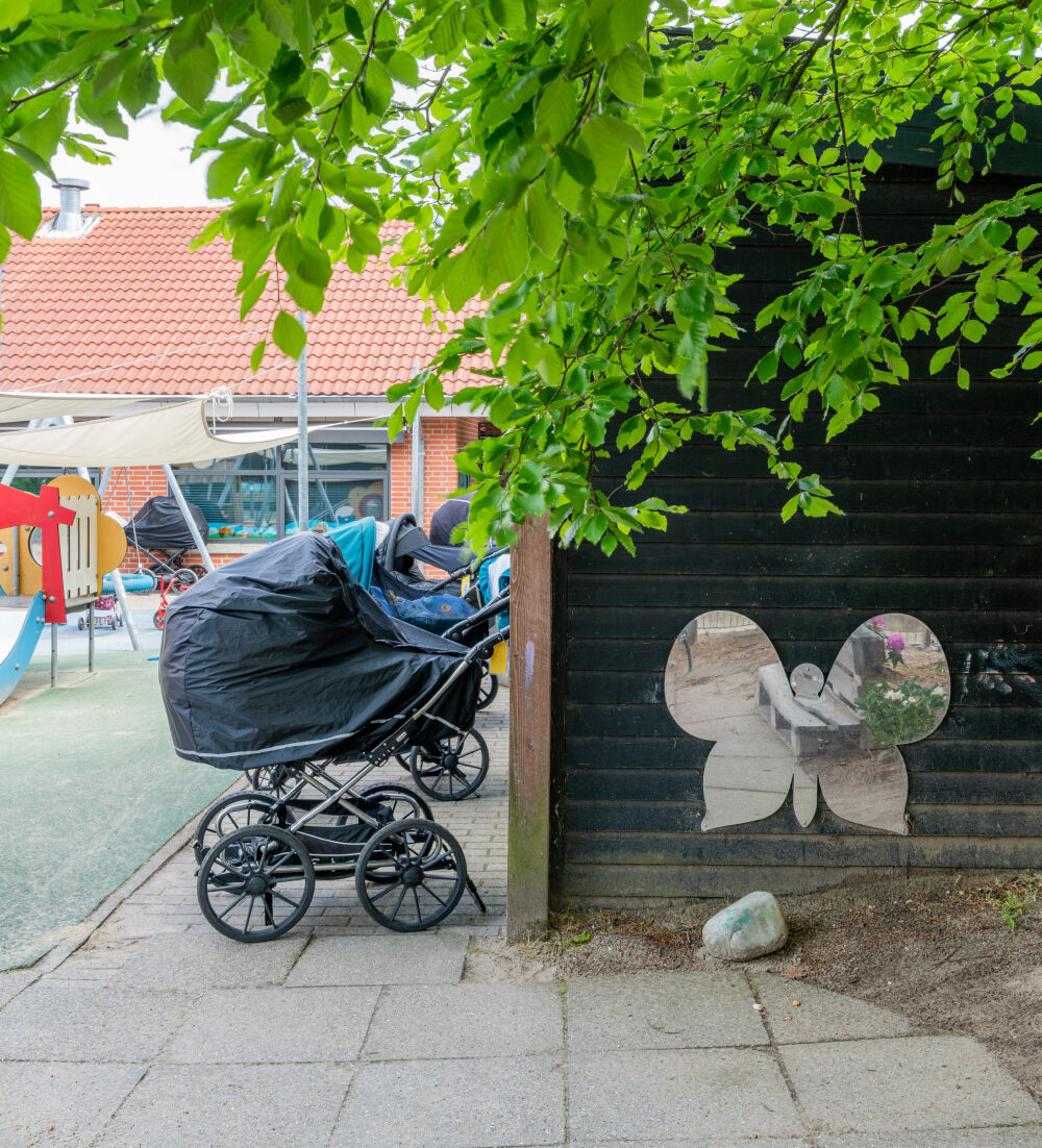 Figurskåret spejl på legeplads hos et dagtilbud