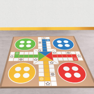 Visuel udsmykning med indbygget lege som denne gulvfolie, som man kan spille ludo på. Mockup.