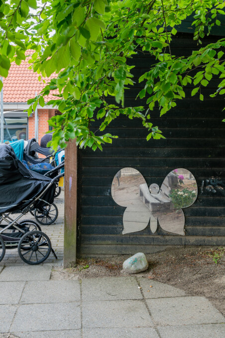 Figurskåret spejl til legeplads hos dagtilbud